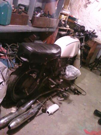 Démontée elle me fait penser aux café racer
